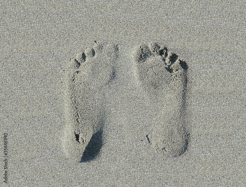 Fußabdrücke am Strand - wei...