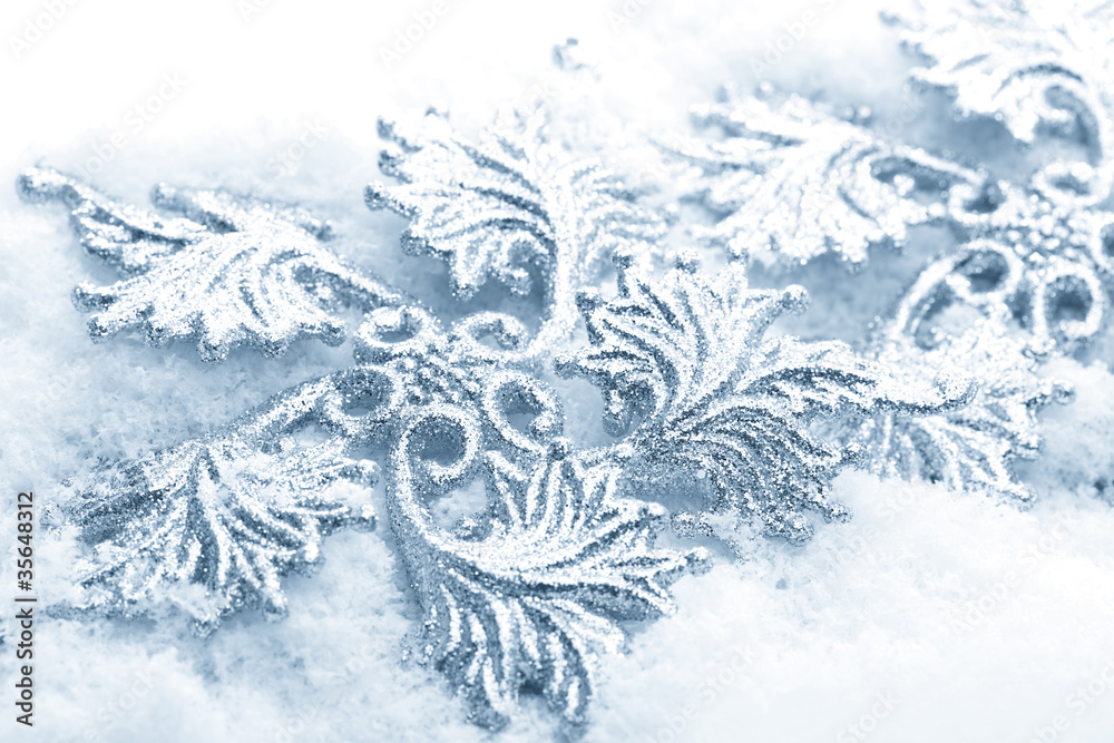 Obraz premium Shiny Christmas ornaments with snow.
