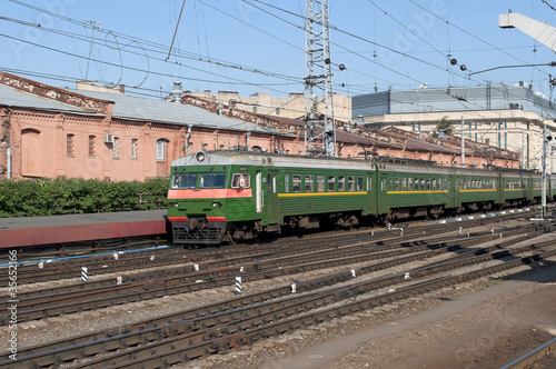 Электропоезд отправляется от перрона вокзала. Санкт-Петербург