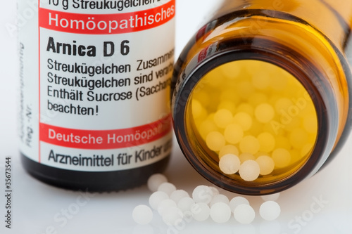 Flasche mit Arnica-Globuli photo