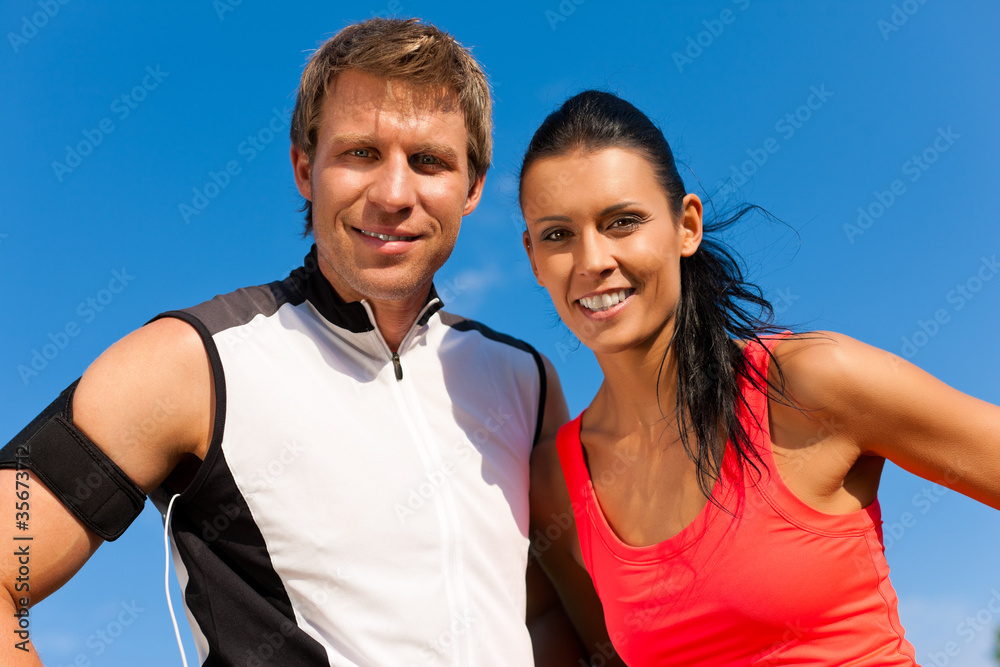 Junges Paar macht Sport im Freien Junges Paar macht Sport im Freien