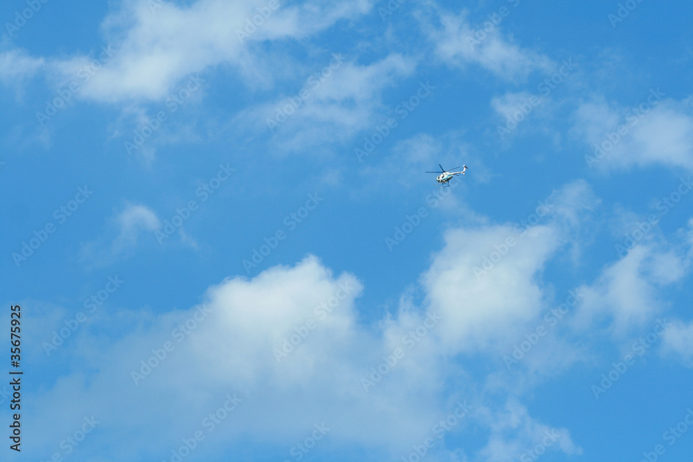 Fototapeta premium Helikopter w chmurach