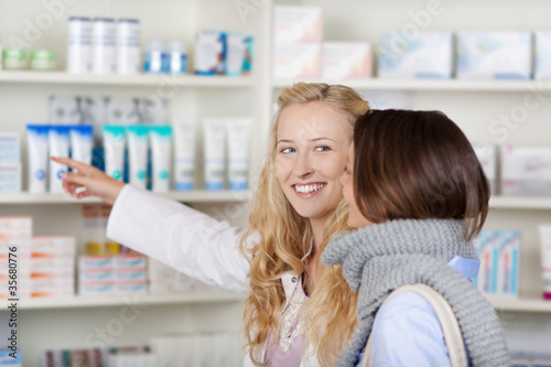 Obraz na płótnie apothekerin berät kundin