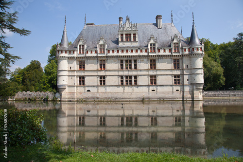 Reflejo del castillo de Azay en las aguas del río Indre, Francia photo