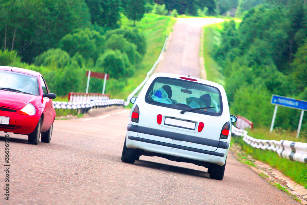 Fototapeta premium Cars on a dangerous bend