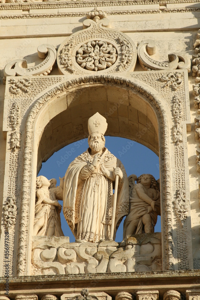 Statua sulla facciata della basilica