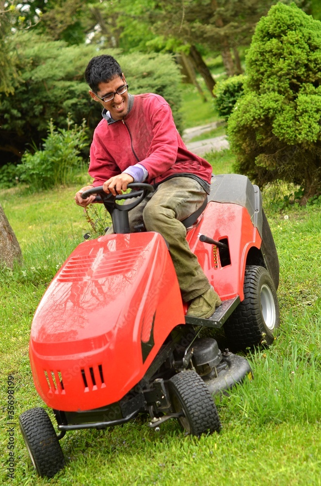 Fototapeta premium homme avec tondeuse