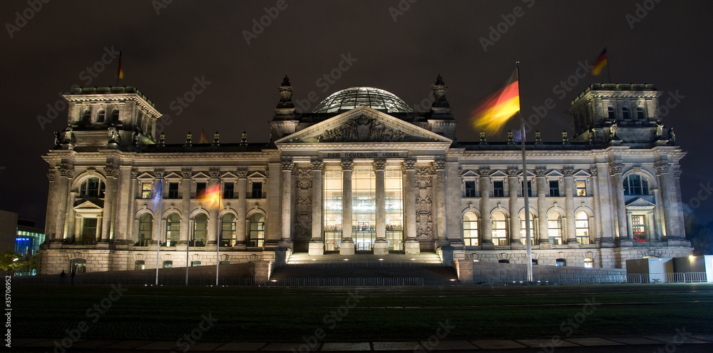 Obraz premium The Reichstag building in Berlin. Alemania.