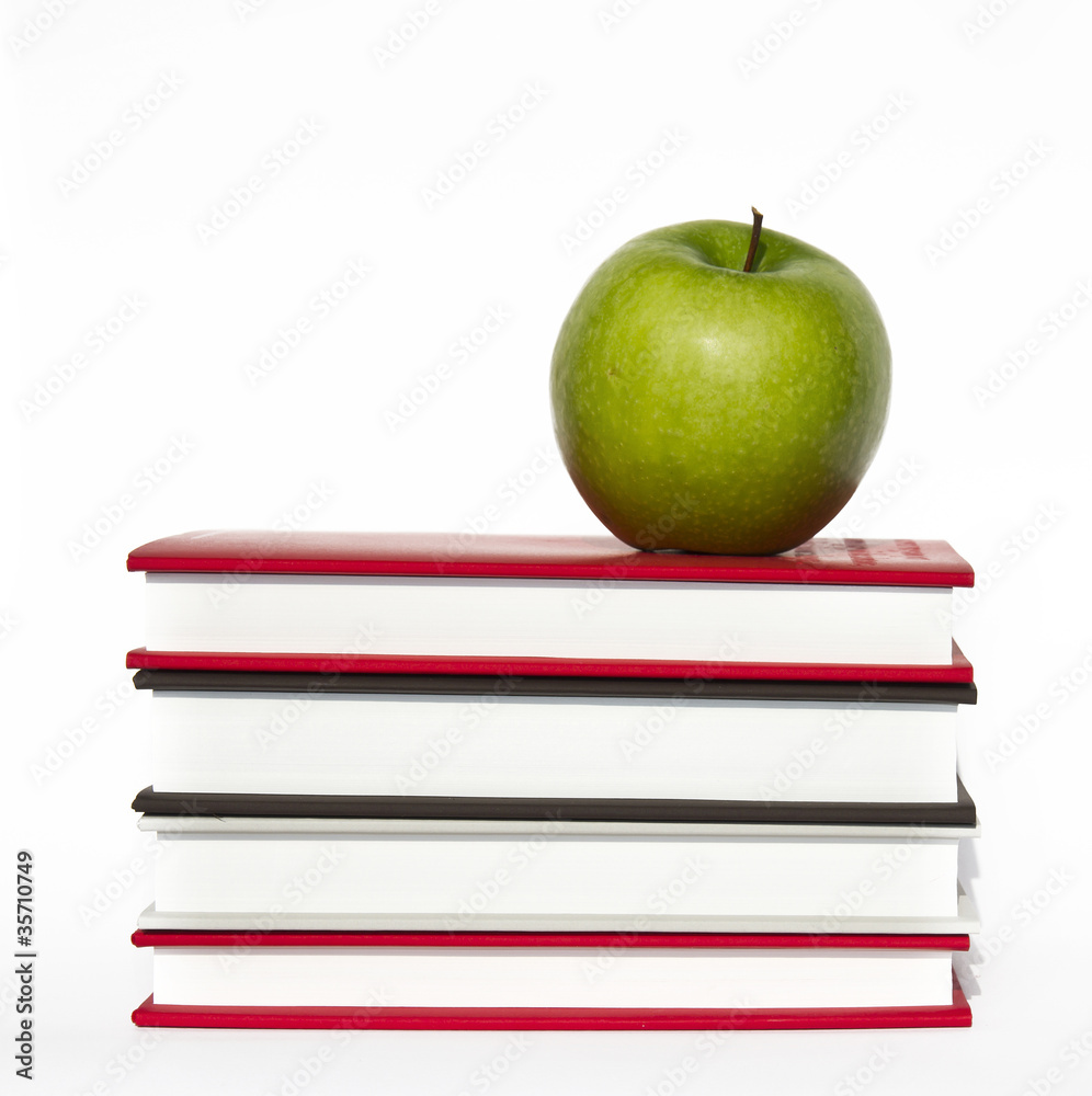Mela verde sui libri, merenda sana durante lo studio
