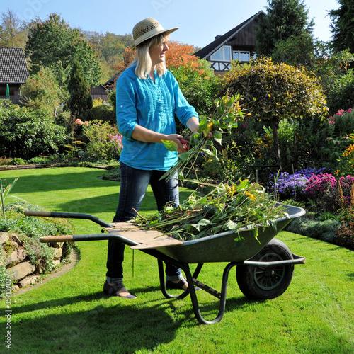 junge Frau bei der Gartenarbeit photo