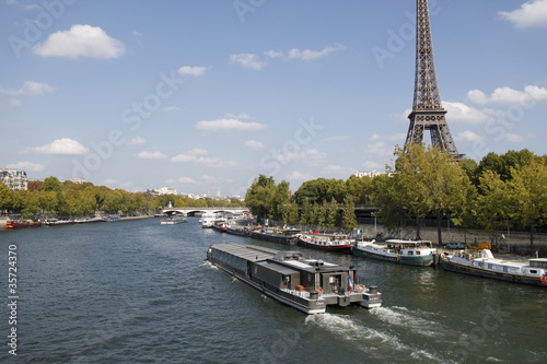 Péniche devant la Tour Eiffel à Paris	