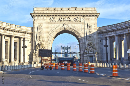 Gate to manhattan Bridge via the triumphal arch and colonnade at © travelview