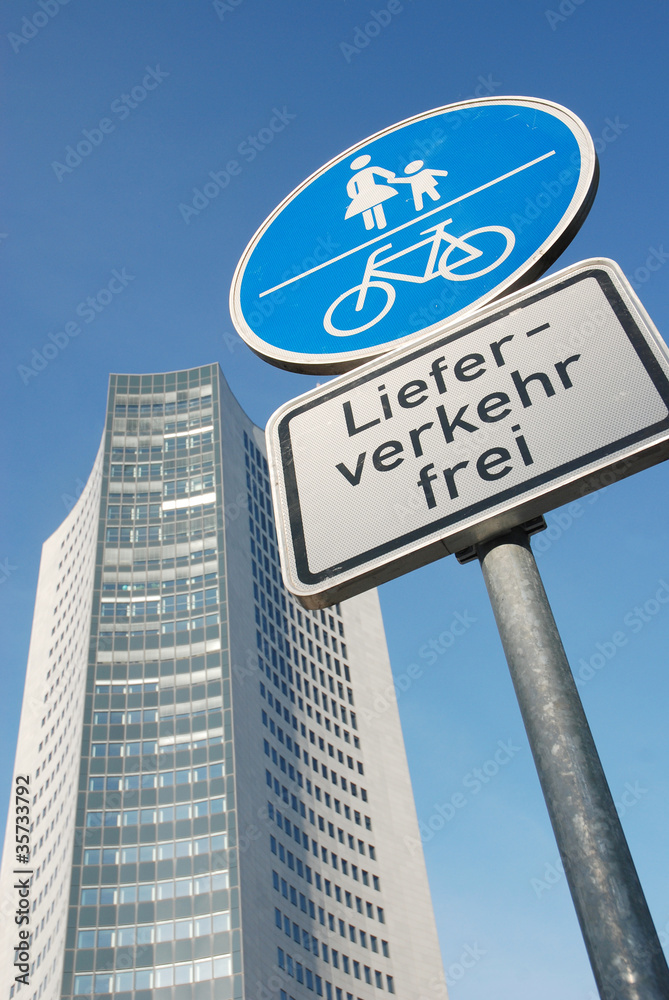 Obraz premium Verkehrsschild und Unihochhaus Leipzig