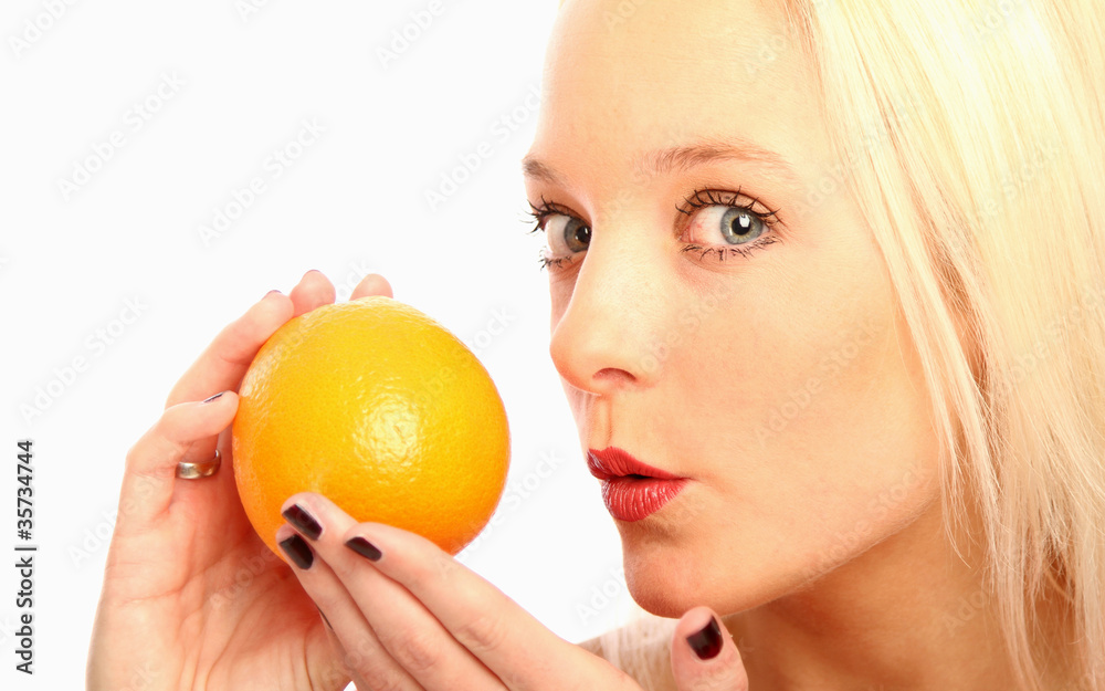 blonde Frau mit Orange