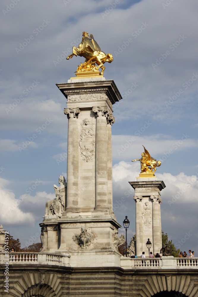 Colonnes du pont Alexandre III sur la Seine à Paris