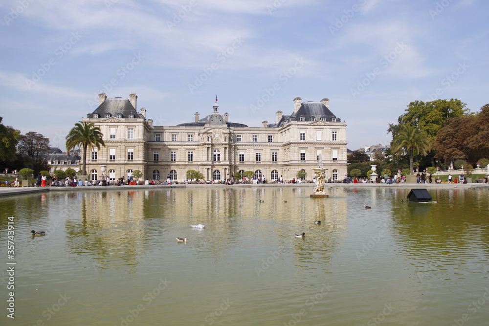 Bassin du jardin du Luxembourg à Paris