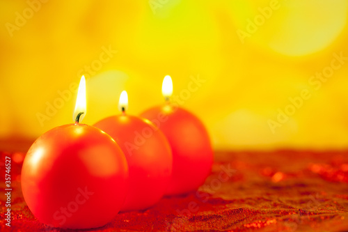 christmas red candles round shape