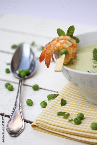Erbsensuppe mit Garnelen
