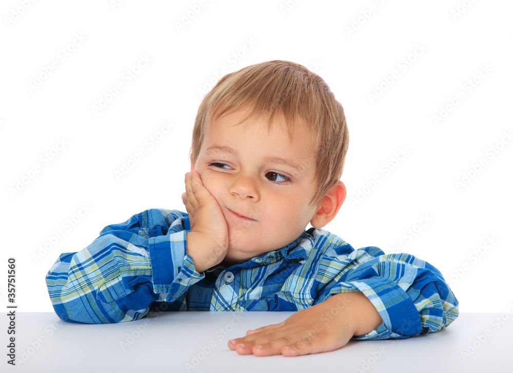Kleiner Junge schaut skeptisch zur Seite Kleiner Junge schaut skeptisch zur Seite