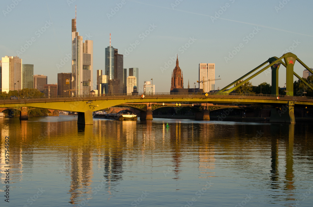 Skyline Frankfurt im Sonnenaufgang