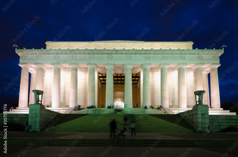 Obraz premium Abraham Lincoln Memorial in night, Washington DC USA