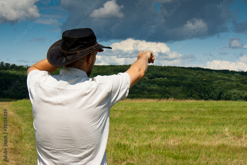 Mann zeigt in Himmel 2 Mann zeigt in Himmel 2