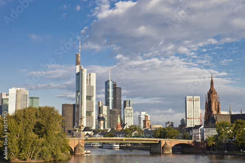 Skyline Frankfurt am Main mit Dom bei sch  nem Wetter
