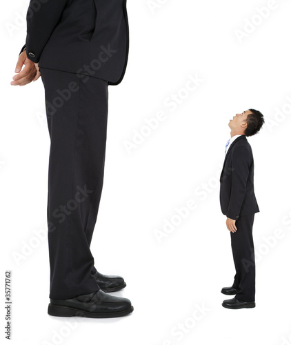 Fotografia Little businessman looked at a giant businessman
