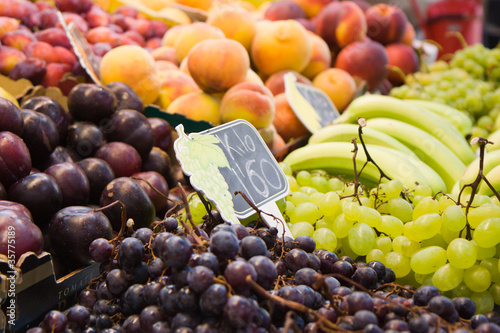 frutta al mercato photo