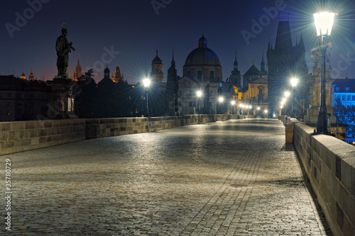 Prague Charles bridge at dawn © Ionia