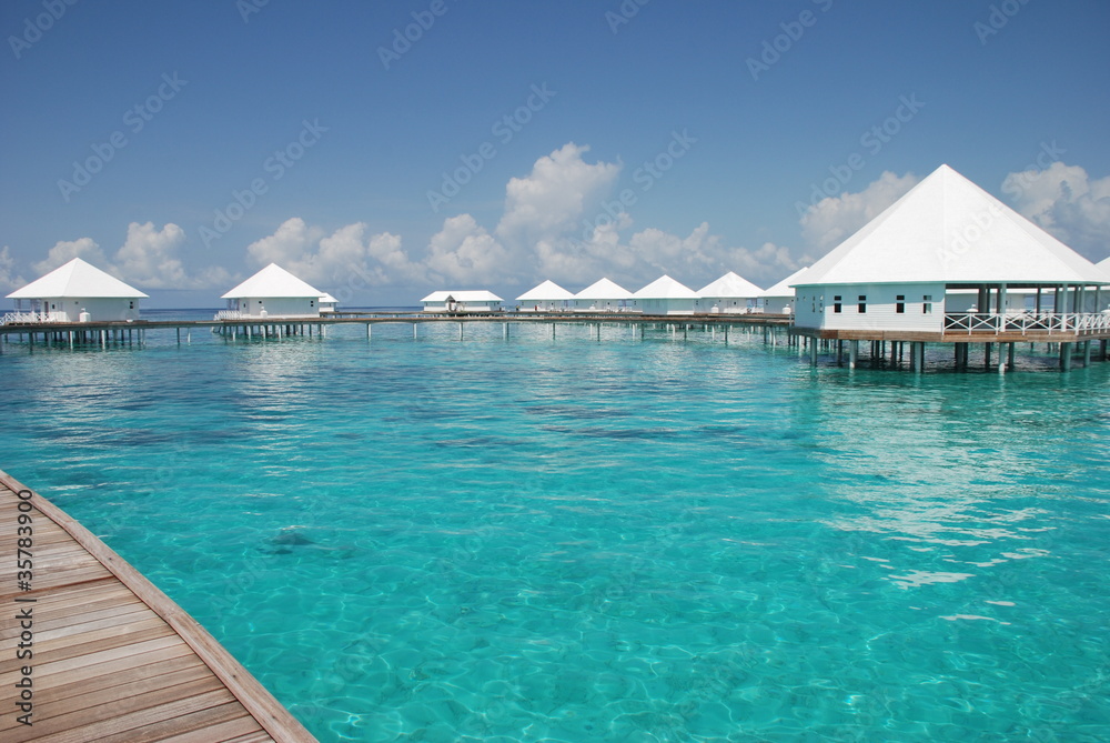 Malediven Wasserbungalow und türkiser Ocean