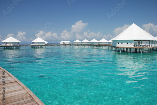 Malediven Wasserbungalow und türkiser Ocean