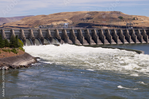 Hydroelectric dam and spillway