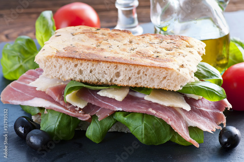 Foccacia mit Prosciutto und Parmesan photo