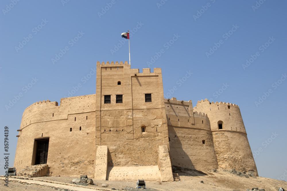 Fototapeta premium old arabian castle in Fujairah United Arab Emirates