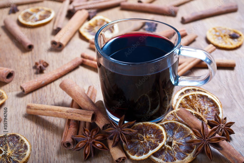 Glühwein mit Gewürzen