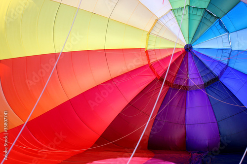 Ballon multicolore, vu de l'intérieur