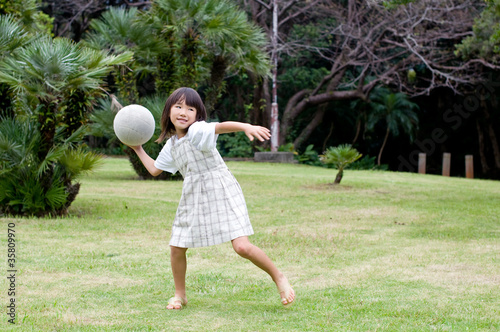ボールを投げる女の子