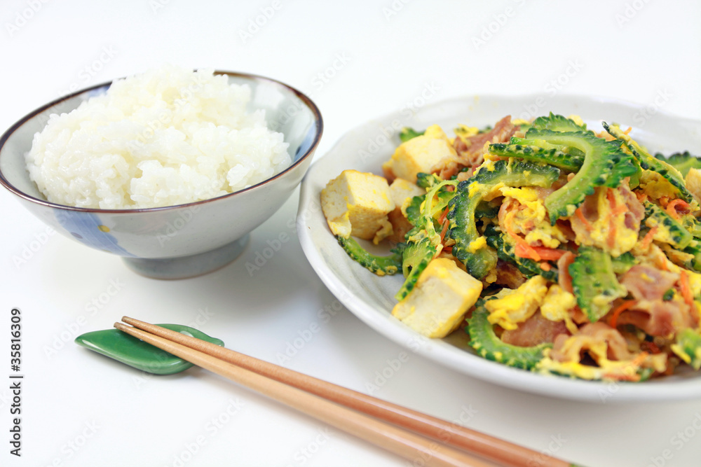 沖縄伝統料理のゴーヤチャンプルー定食