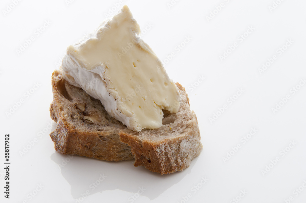 Tartine pain au noix et camembert Tartine pain au noix et camembert