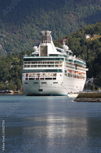 Cruise ship in Olden, Norway © Tupungato