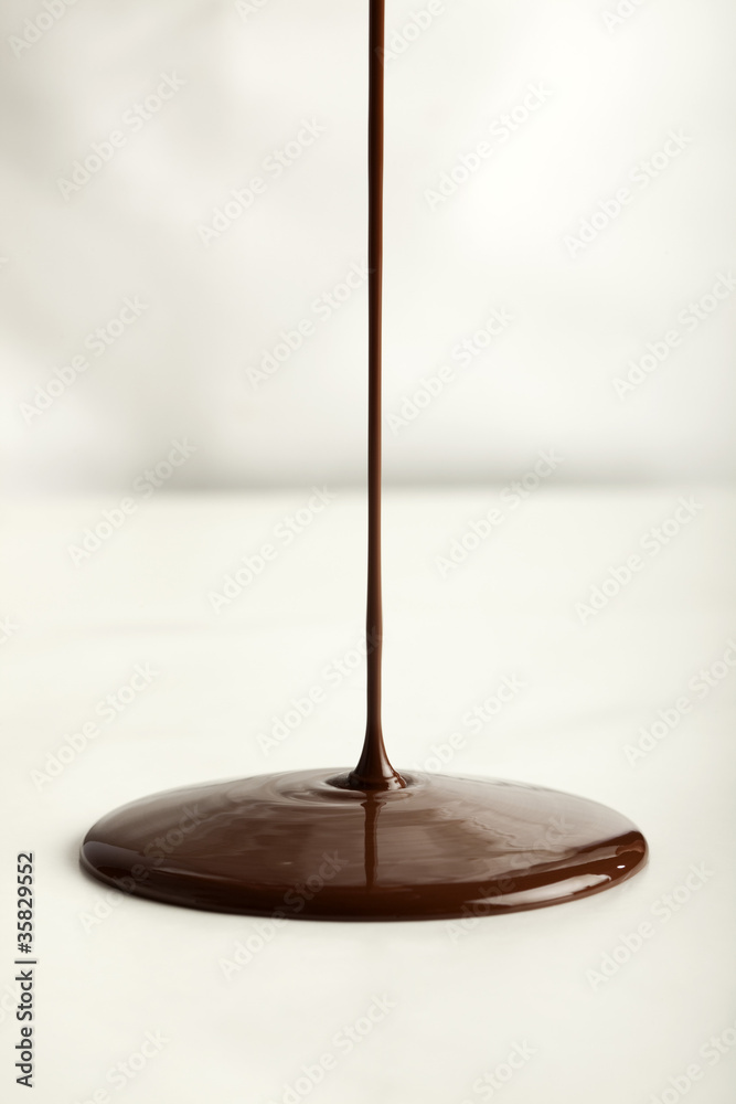 Coulure et flaque de chocolat fondu Coulure et flaque de chocolat fondu
