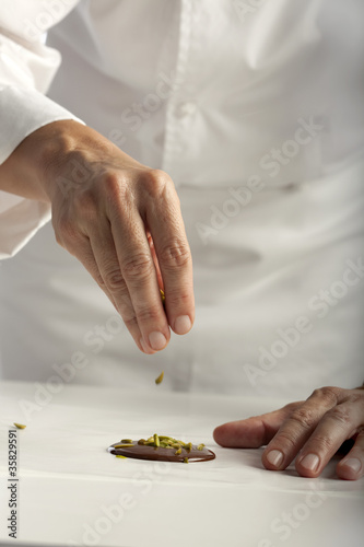 Décorer une tuile en chocolat avec des éclats de pistache photo