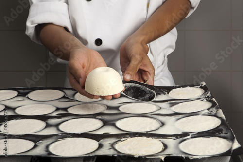 Cuisinier démoulant des entremets photo