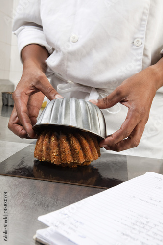 Fototapeta Naklejka Na Ścianę i Meble -  Cuisinier démoulant un gâteau