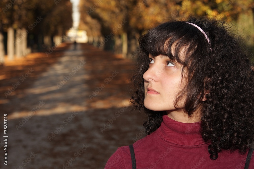 Frau vor herbstlichem Weg Frau vor herbstlichem Weg
