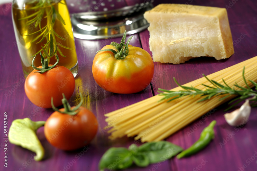 Ingrédients pour spaghettis aux légumes et au fromage Ingrédients pour spaghettis aux légumes et au fromage