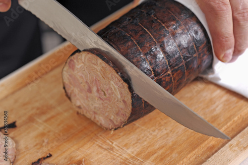 Fototapeta Naklejka Na Ścianę i Meble -  Couper une andouille en tranches