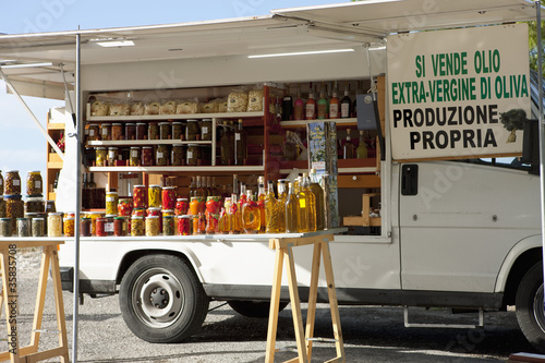 Konstfotografi Camion ambulant de vente d'huile d'olive et conserves