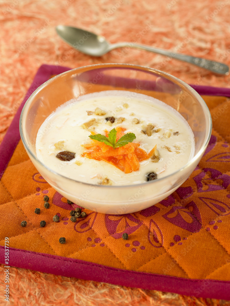 Raïta de carotte au yaourt, raisins secs, noix et miel Raïta de carotte au yaourt, raisins secs, noix et miel